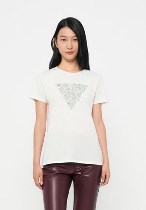 Camiseta blanca con bordado floral triangular en tonos de gris y plata, con mangas cortas y escote redondo.