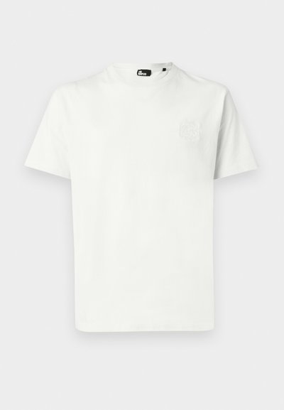 Camiseta blanca de algodón de manga corta con cuello redondo y un logo sutil en relieve en el lado izquierdo del pecho. Textura suave.