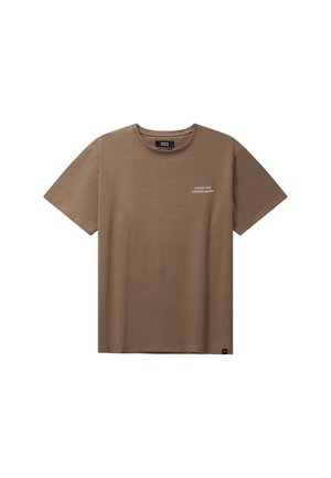 T-shirt marron à manches courtes en tissu doux avec un col rond. Comprend un graphisme en texte blanc sur la partie gauche de la poitrine.