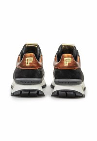 Sneaker in suede nero e pelle di rame con suola in gomma, caratterizzate da dettagli inlogo dorato e un midsole bianco a contrasto.