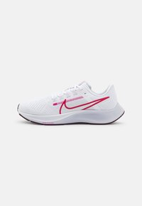 Baskets de course blanches avec le logo Swoosh rose de Nike, lacets blancs et upper en maille texturée sur un fond blanc.