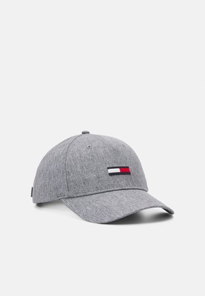 Lichtgrijze stoffen honkbalpet met gebogen klep en klein rechthoekig logo in wit, rood en marineblauw op het midden vooraan.