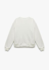Sudadera blanca con cuello redondo, mangas largas y dobladillo recortado. Hecha de una tela suave y texturizada. Sin patrones ni acentos visibles.