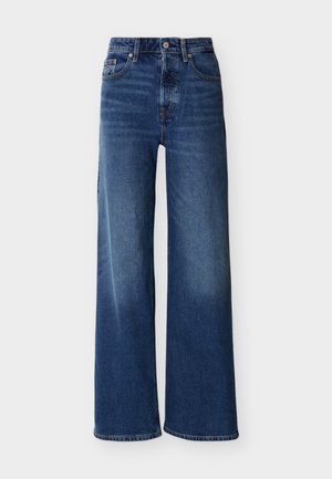 Jean en denim bleu à jambe large avec une taille haute, légère décoloration à l'avant et design classique à cinq poches. Caractéristiques couture contrastée et fermeture par bouton.