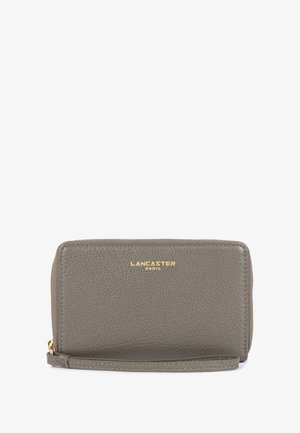 Graue Lederemappe mit strukturiertem Finish, mit Reißverschluss und goldfarbener "Lancaster Paris"-Markierung. Verfügt über einen Handgelenkriemen für zusätzlichen Komfort.