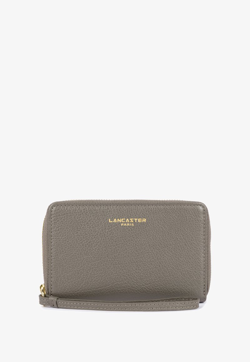 Portafoglio in pelle grigia con finitura texturizzata, chiusura con zip e logo dorato "Lancaster Paris". Presenta anche una tracolla per una maggiore portabilità.