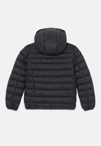 Zwarte pufferjack met een capuchon, voorzien van een doorgestikt ontwerp, elastische manchetten en een gladde afwerking. De achterkant toont verticale stiksels en geen zichtbare logo's.