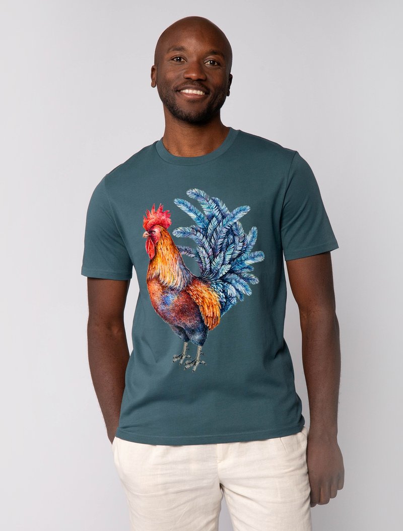 Teal katoenen t-shirt met een kleurrijke haan grafiek met gedetailleerde veren. Korte mouwen en een ronde halsontwerp.