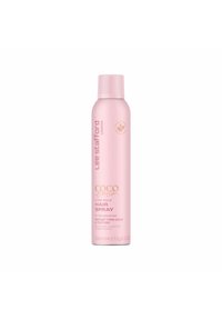 Roze aerosolverpakking met een grijze dop, gelabeld "Coco Loco Firm Hold Hair Spray." Bevat 250 ml en bevat kokosolie en agave-essence.
