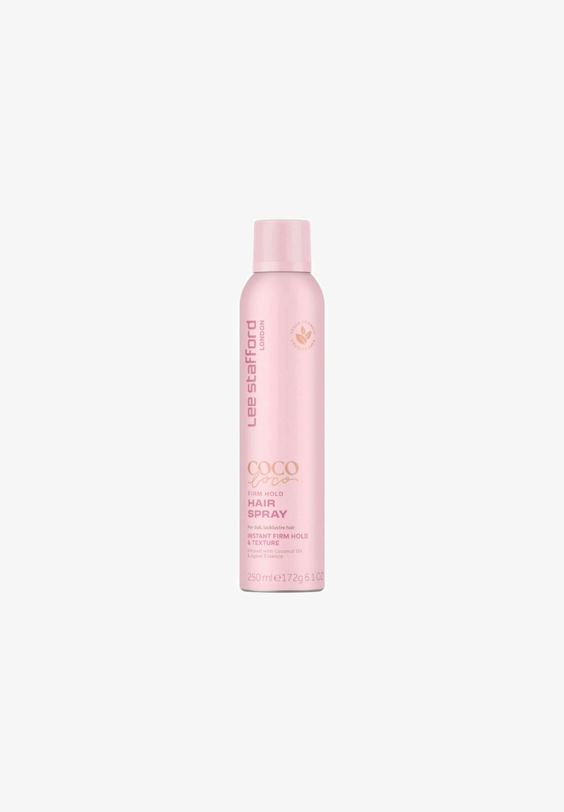Roze aerosolverpakking met een grijze dop, gelabeld "Coco Loco Firm Hold Hair Spray." Bevat 250 ml en bevat kokosolie en agave-essence.