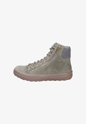 Hochtop-Schuhe aus olivgrünem Wildleder mit grauem Filzkragen, ausgestattet mit goldfarbenen Beschlägen, einem seitlichen Reißverschluss und einer strukturierten Gummisohle.