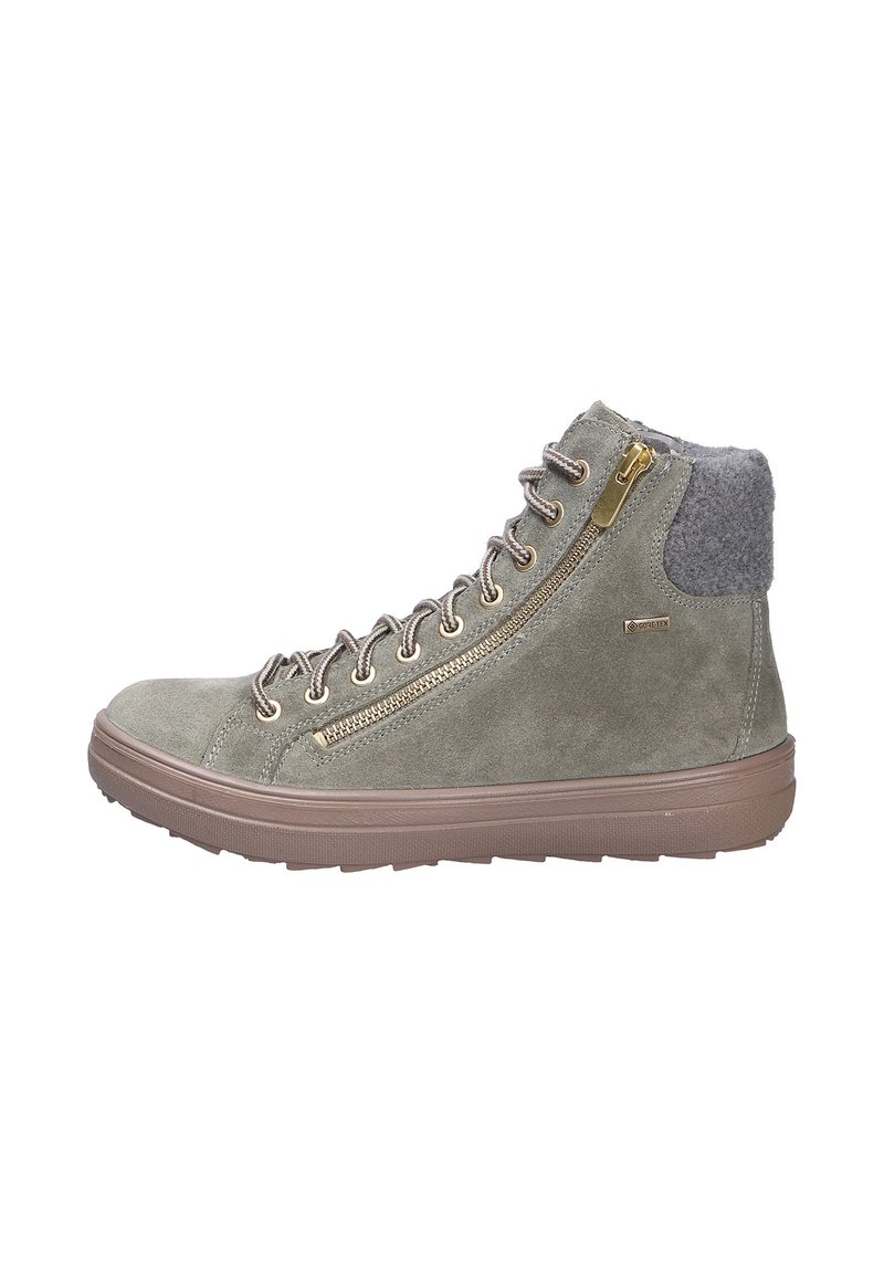 Scarpe high-top in suede verde oliva con colletto in feltro grigio, caratterizzate da hardware dorato, zip laterale e suola in gomma testurizzata.