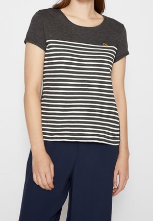 T-shirt a maniche corte con parte superiore grigia e righe orizzontali bianche. Presenta un colletto rotondo e un piccolo emblema dorato sul lato sinistro.