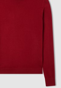 Czerwony sweter dziany z okrągłym dekoltem, długimi rękawami oraz ribbowym wykończeniem u dołu i przy rękawach. Gładka tekstura z jednolitym rozmieszczeniem koloru.