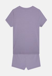 Lila ribbad kortärmad topp och matchande shorts, med en texturerad tyg och enkelt mönster, minimala sömmar och en avslappnad passform.