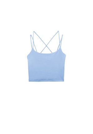 Top corto azul claro con una tela suave, que presenta finas tiras entrecruzadas en la parte posterior y un diseño simple y ajustado.