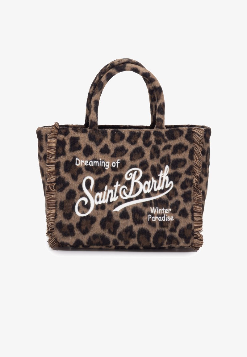 Leopardmønstret filttaske med to håndtag, frynset kanter og hvid tekst med teksten "Drømmer om Saint Barth Vinterparadis." Brune og sorte farver.