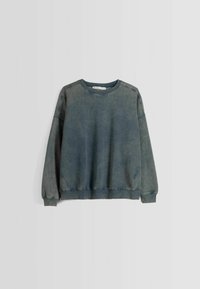 Sudadera azul-verde de algodón, con cuello redondo, mangas largas, puños acanalados y una textura desgastada y desteñida. Sin estampados ni dibujos.