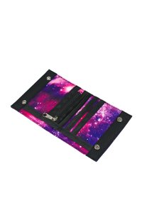 Portafoglio con stampa galassia in tonalità di viola e rosa, con inserti in tessuto nero, numerosi scomparti per carte e una tasca con zip.
