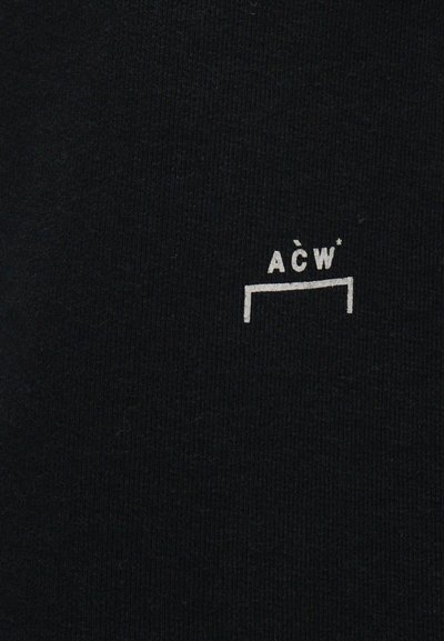 Čierny textil s jemnou textúrou, s bielym logom "ACW*" nad obdĺžnikovým obrysom. Dizajn je minimalistický a moderný.