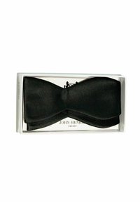 Sort satin butterflyknude med en glat overflade og en klassisk form, præsenteret i en gennemsigtig æske med et logo og mærkenavn nedenunder.