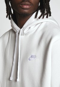 Nike Sportswear SPORTSWEAR CLUB FLEECE - Sweatshirt com capuz - vast grey