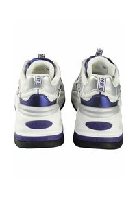 Bele in srebrne tenisice s vijoličastimi detajli. Debel podplat, oblazinjen ovratnik in logotip na peti. Gladke in teksturirane površine.