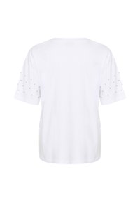 T-shirt blanc à manches courtes, orné de clous en argent décoratifs sur les épaules. Design simple, tissu doux et coupe décontractée.