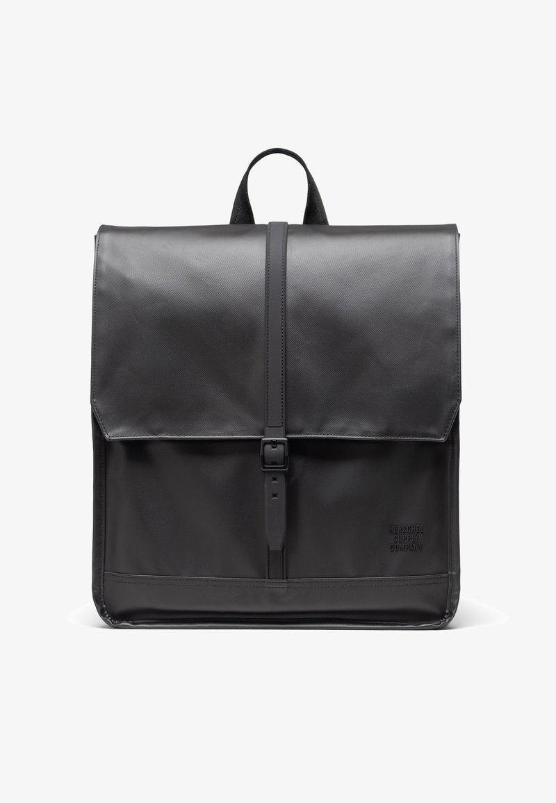 Maletín negro para portátil hecho de material textil suave con una solapa frontal, correa ajustable y un asa superior. Presenta un detalle de logotipo grabado.
