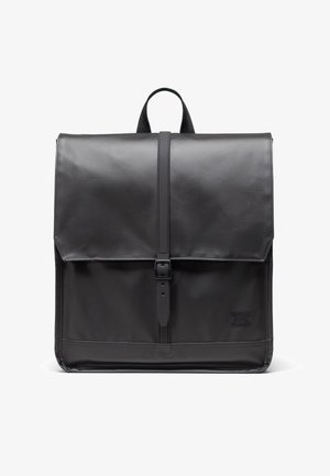 Sacoche noire pour ordinateur portable en matériau textile lisse avec un rabat avant, une sangle ajustable et une poignée supérieure. Présente un logo en relief.