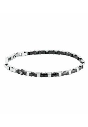 Bracciale in metallo argento e nero con maglie rettangolari e piccolo emblema a forma di tridente vicino alla chiusura, visualizzato su sfondo bianco.