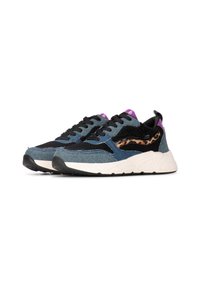 Sportliche Sneaker aus einer Mischung von blauen Denim, schwarzem Mesh und Akzenten im Leopardenmuster, mit lila Hardware und einer strukturierten weißen Sohle.