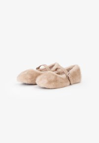 Pantofole in pelliccia beige con punta arrotondata, texture morbida e una fascia regolabile. Include un dettaglio con fibbia su una fascia in pelle liscia.