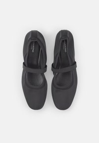Ballerine nere con tomaia in tessuto liscio, dotate di suola piatta, punta rotonda e una fascia elastica decorativa sul collo del piede.