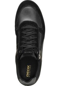 Baskets noires combinant cuir lisse et daim, lacets texturés, fermeture éclair latérale et logo en relief sur la semelle intérieure.