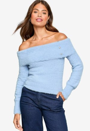 Lysblå off-the-shoulder sweater lavet af blødt, tekstureret stof med en bred halsudskæring og dekorative knapper på den ene side.