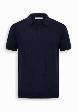 Polo a maniche corte in maglia blu navy con sottili righe verticali e un colletto morbido, con etichetta "Dan John".