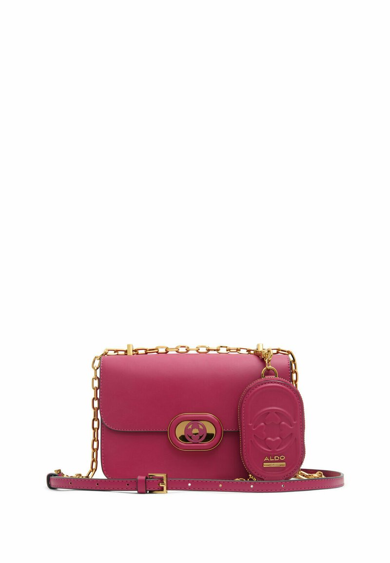 Sac bandoulière en cuir rose avec chaîne dorée, fermoir ovale et charm attaché avec logo embossé et texture lisse.