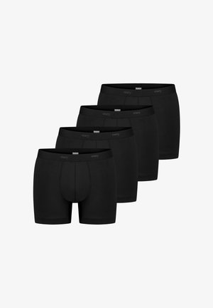 Vier zwarte herenboxers met logo op de tailleband, gerangschikt in een verspringende rij op een witte achtergrond.