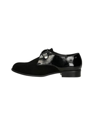 Scarpa nera con tomaia in suede e dettagli lucidi in vernice. Design con punta rotonda, tacco piccolo e una fibbia decorativa.