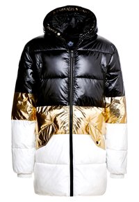 Předcházející bunda s černým vrchem, metalicky zlatým středem a bílým spodkem. Má dvě přední kapsy, zipové zapínání a kapuci.