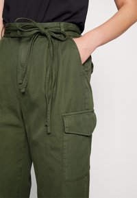GAP PLEATED PANT - Calças cargo - cypress