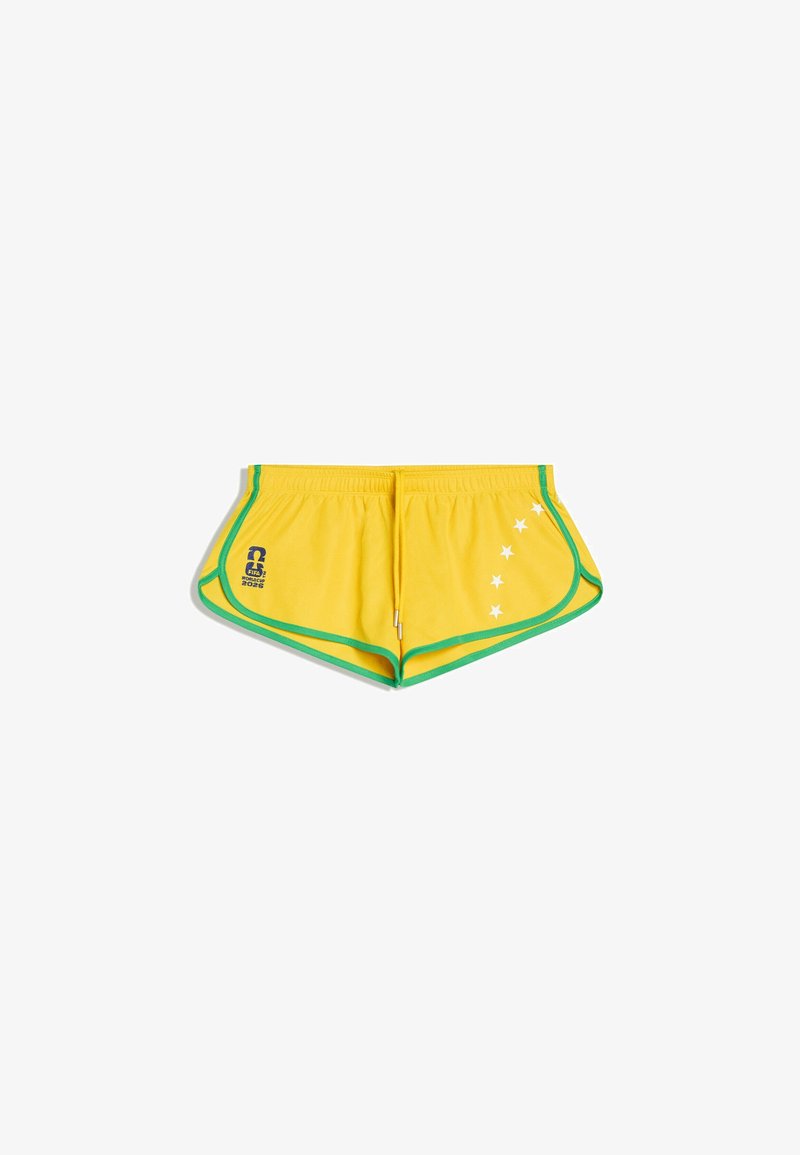 Shorts de sport jaunes avec bordure verte, logo de la Coupe du Monde FIFA 2026 sur la jambe gauche et cinq étoiles blanches sur la jambe droite, à plat sur fond blanc.