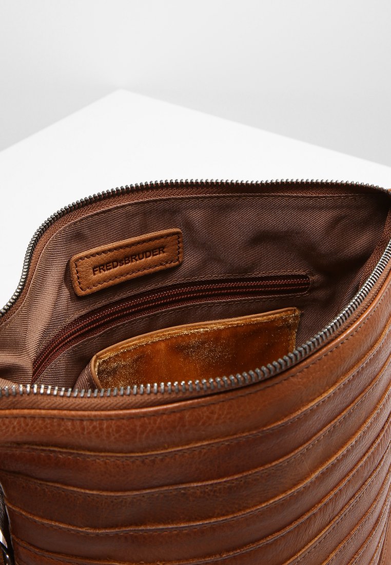 FREDsBRUDER GÜRTELINCHEN Skulderveske cognac Zalando.no FREDsBRUDER CHIC Skulderveske cognac Zalando.no