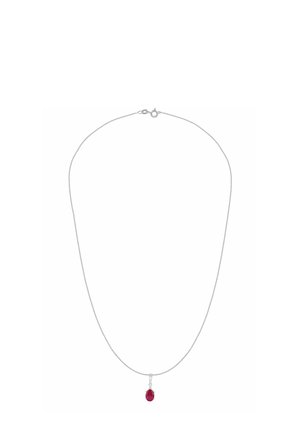 Zilveren ketting met een soepel, dun ontwerp; aan het midden hangt een druppelvormige rode edelsteen als hanger.