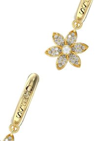 Goldener Blumenanhänger, geschmückt mit zahlreichen kleinen, klaren Edelsteinen und einem größeren zentralen Stein, befestigt an einer glatten goldenen Kette.