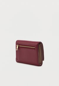 Portafoglio in pelle bordeaux con superficie texture, forma rettangolare slim e una zip dorata sulla parte frontale per una chiusura sicura.