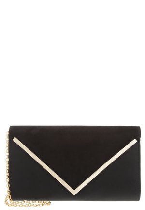 Czarna prostokątna kopertówka z złotym zdobieniem w kształcie litery V oraz złotym paskiem łańcuszkowym na białym tle.