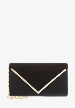 Clutch rectangular negro con adorno dorado en forma de V y una correa de cadena dorada sobre un fondo blanco.