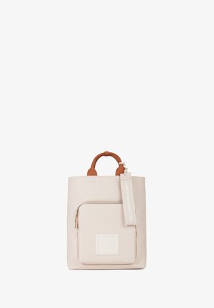 Borsa a tracolla color crema con manici arrotondati marroni, tasca frontale con cerniera e etichetta attaccata che recita "IO SONO UNA BORSA RESPONSABILE."